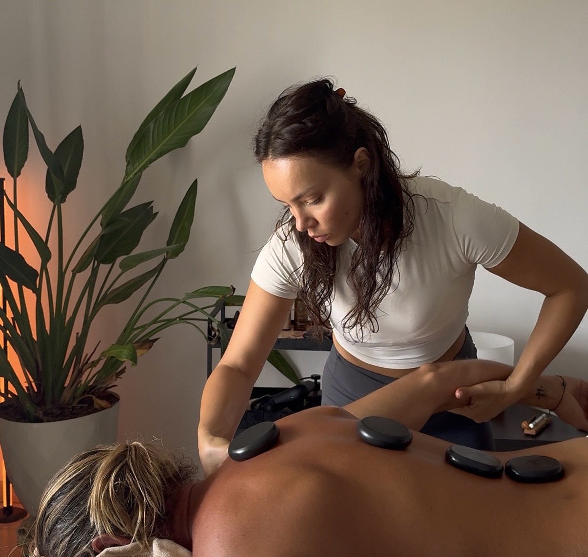 Hot stone massage on a client's back at My Chi Flow in Portimão, Algarve